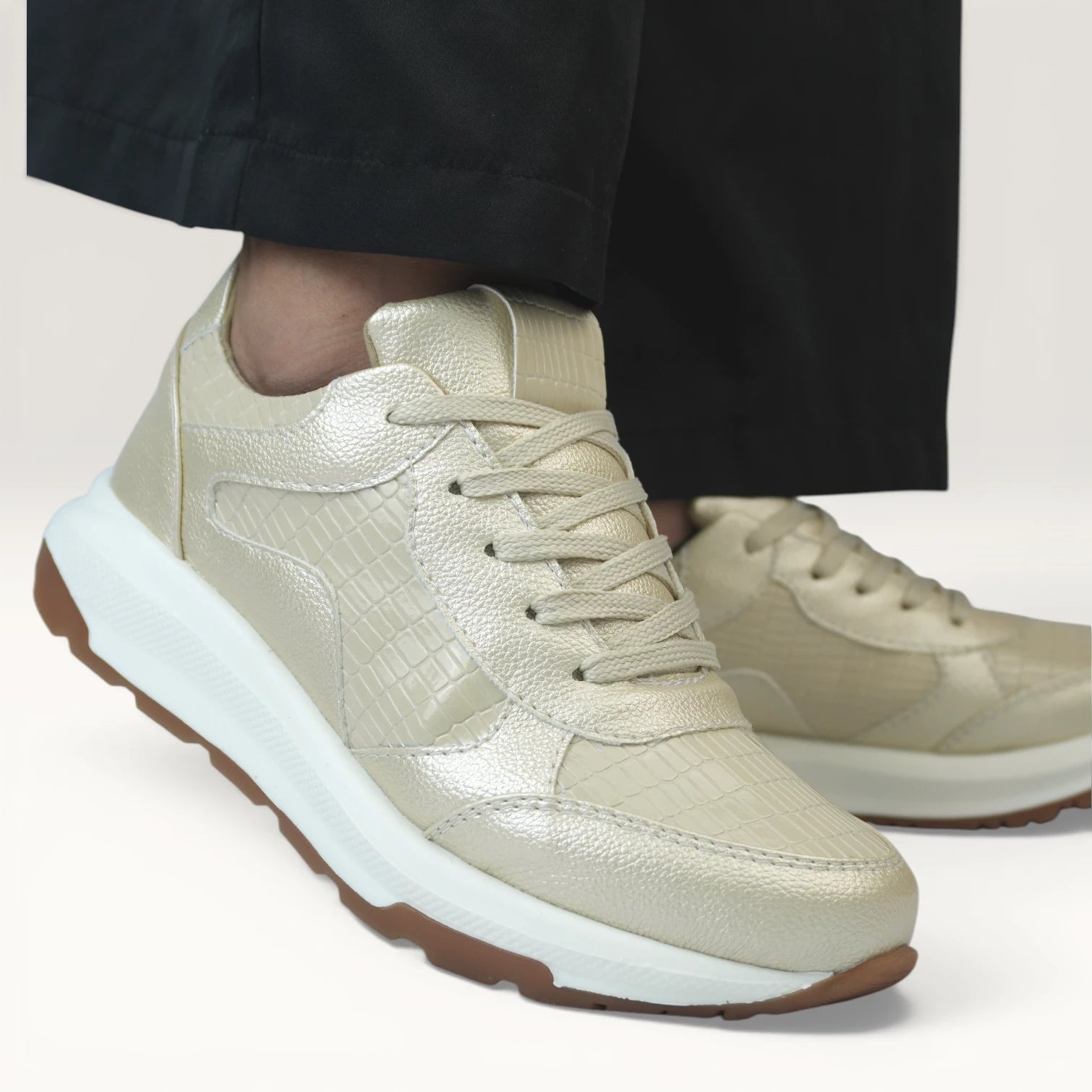 Tenis Spimfer Dorados Texturizados para Mujer
