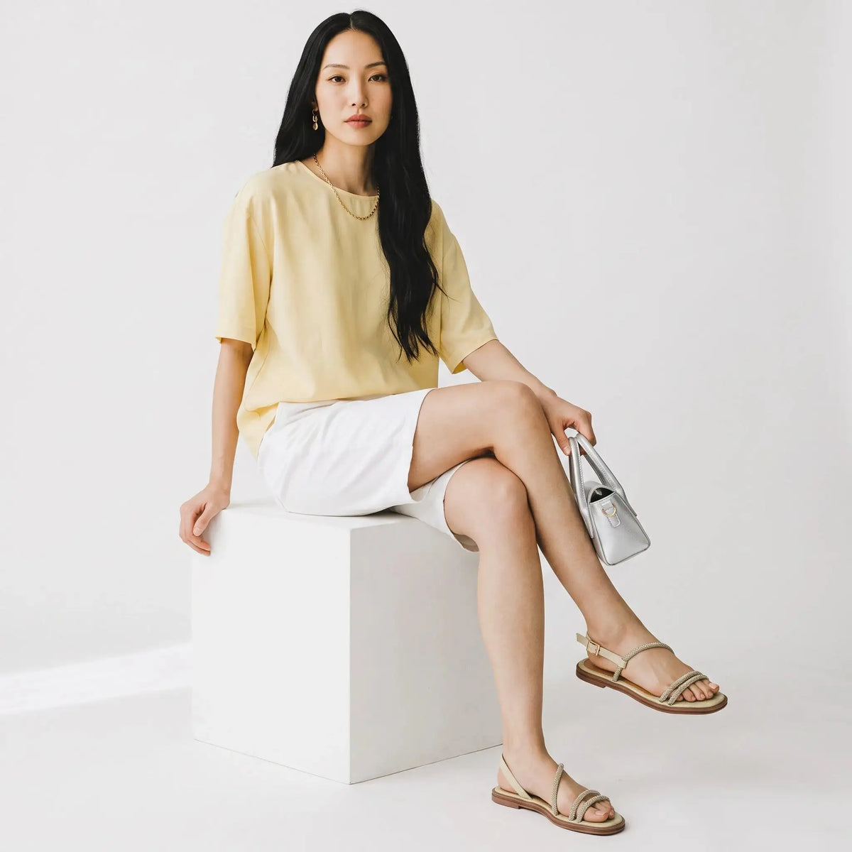 Sandalias Planas Color Beige con Tiras de Pedrería Spimfer