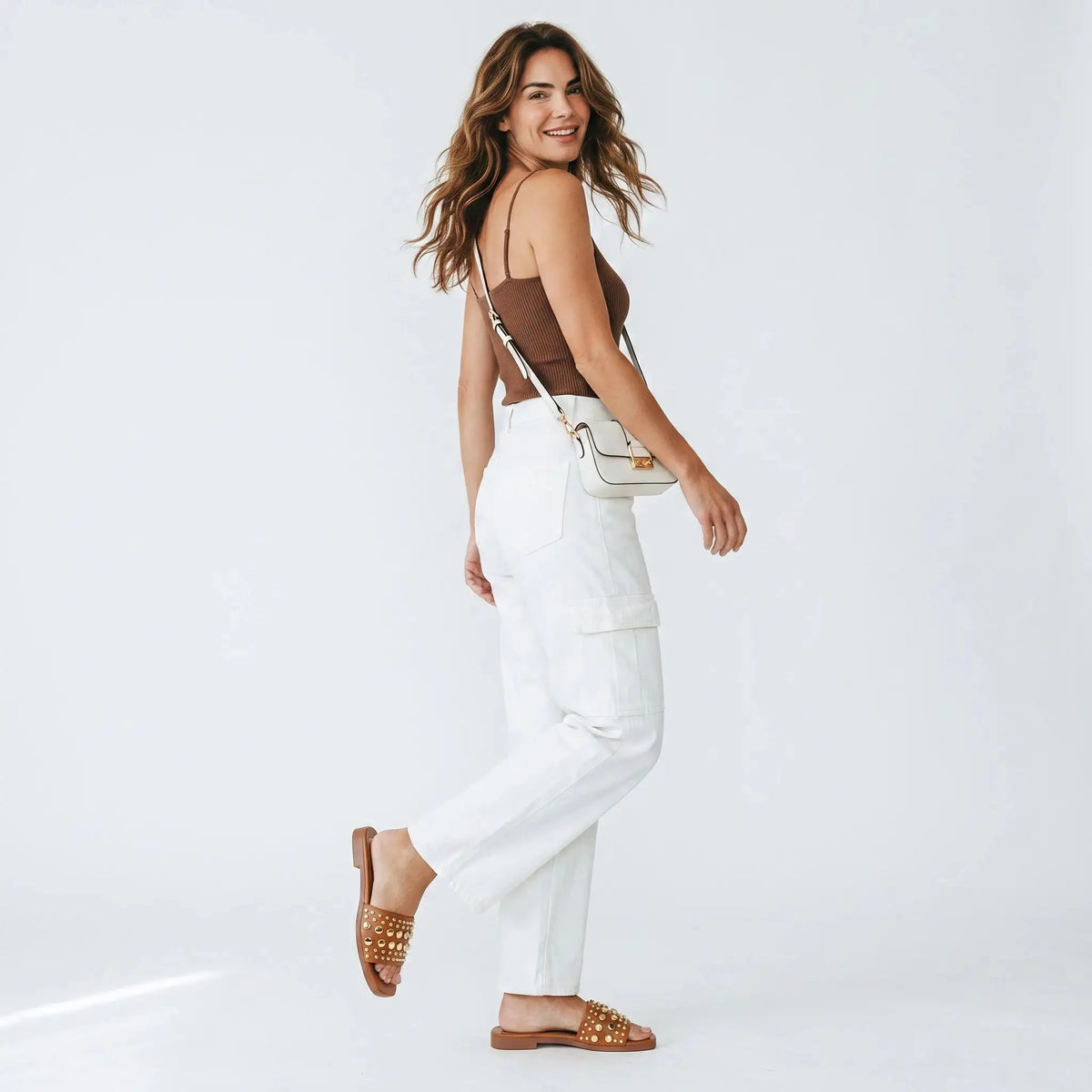 Sandalias Planas Spimfer para Mujer Diseño Urbano con Taches Doradas
