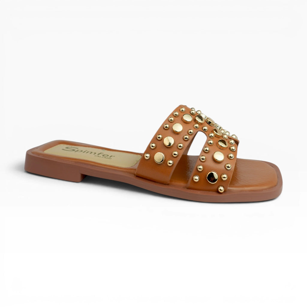 Sandalias Planas Spimfer para Mujer Color Miel – Doble Tira con Tachas Doradas