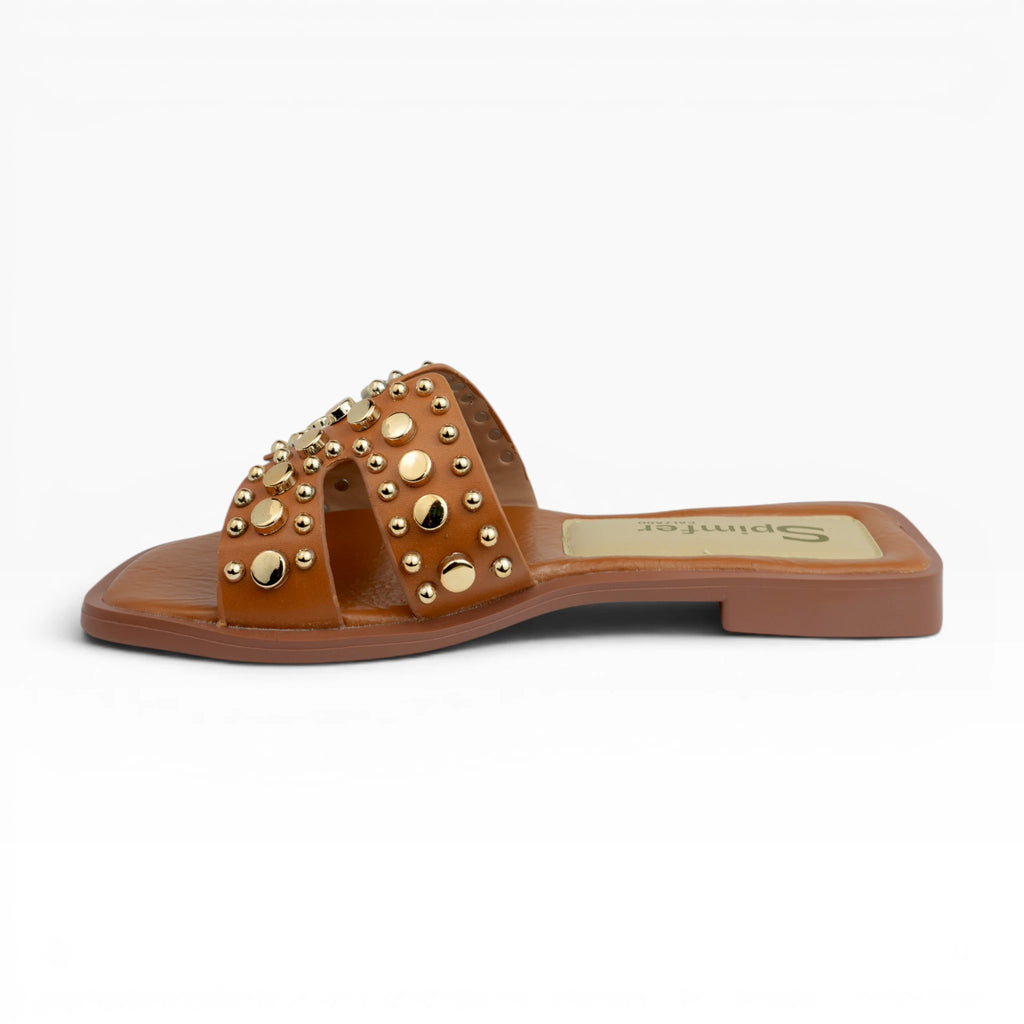 Sandalias Planas Spimfer para Mujer Color Miel – Doble Tira con Tachas Doradas