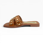 Sandalias Planas Spimfer para Mujer Color Miel – Doble Tira con Tachas Doradas