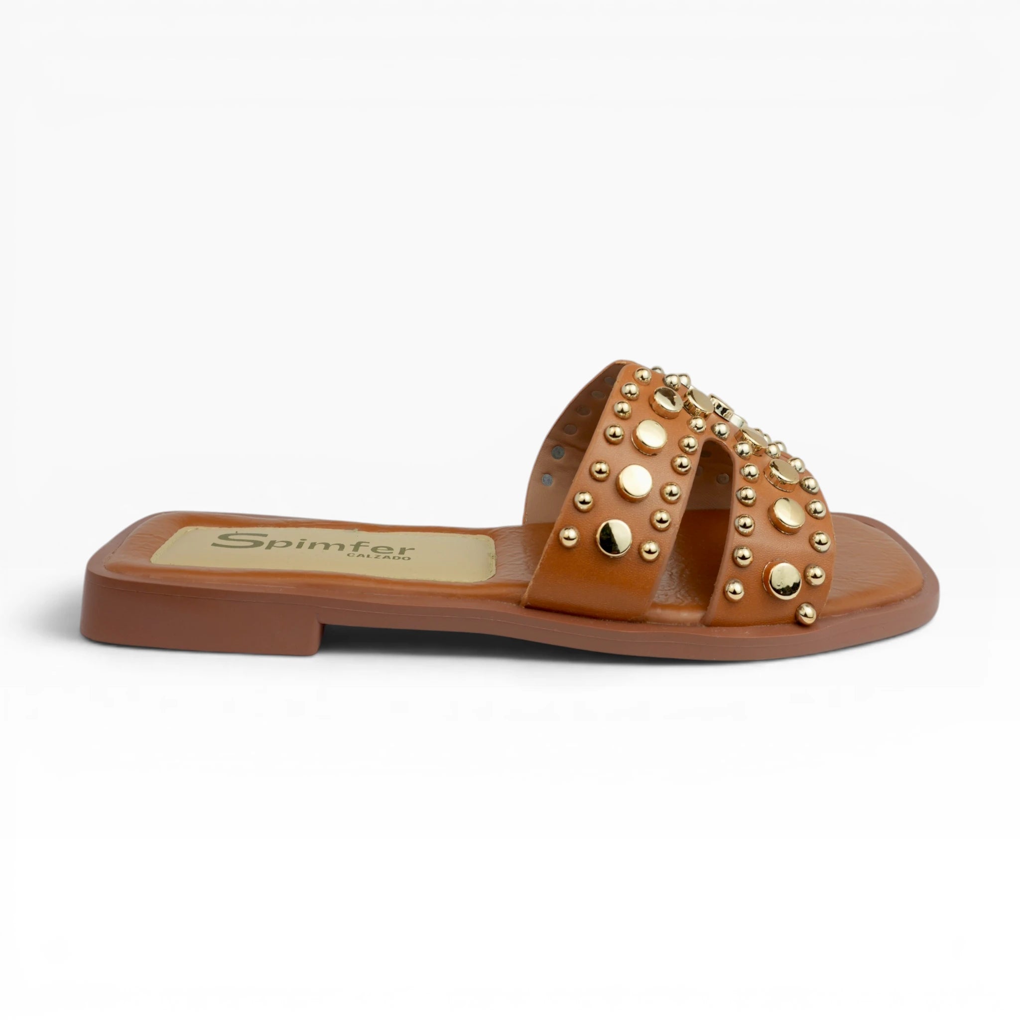 Sandalias Planas Spimfer para Mujer Color Miel – Doble Tira con Tachas Doradas