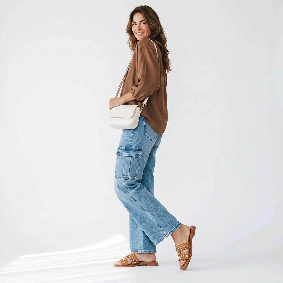 Sandalias Planas Spimfer para Mujer Color Miel – Doble Tira con Tachas Doradas