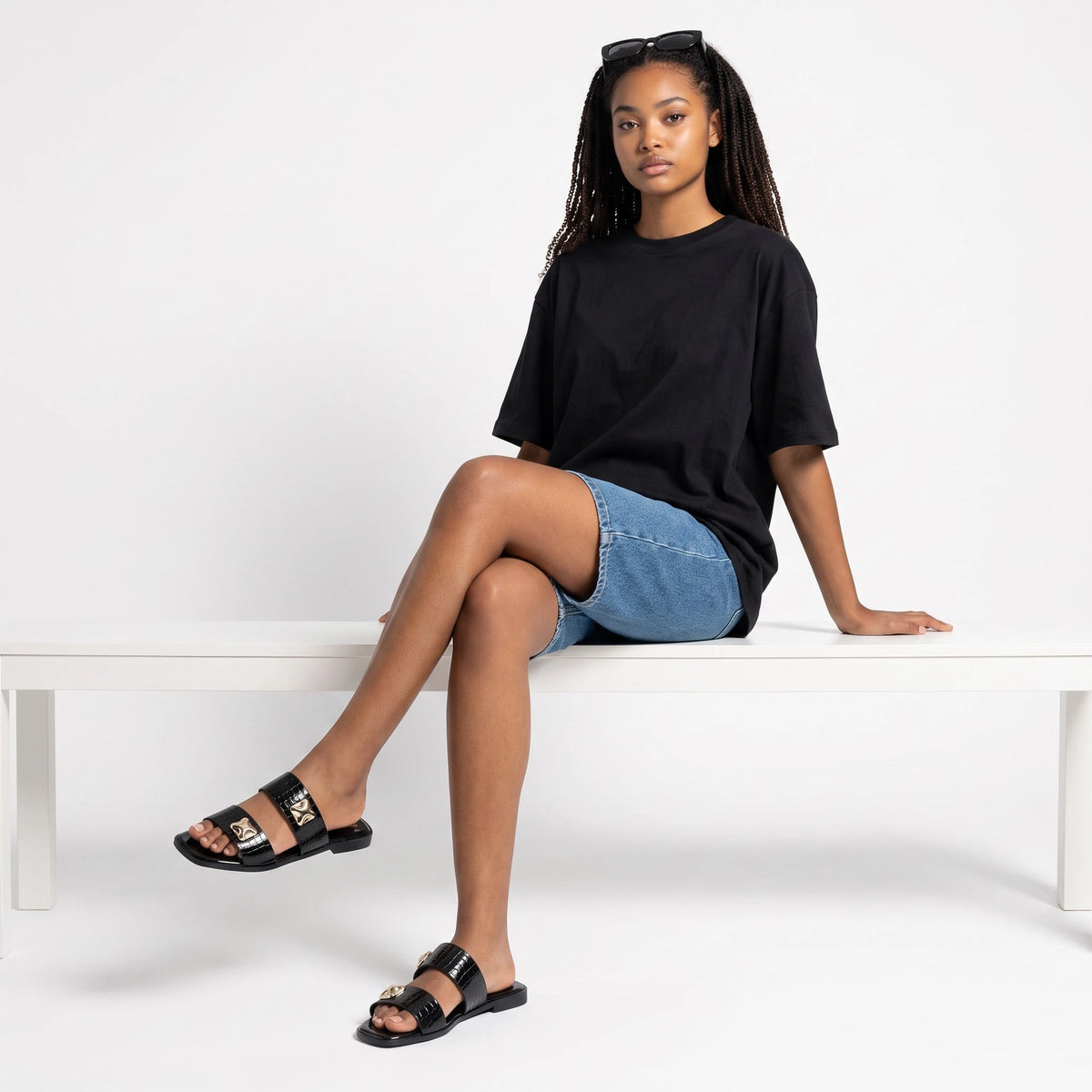 Sandalias Planas Negras con Dos Correas y Herrajes Spimfer